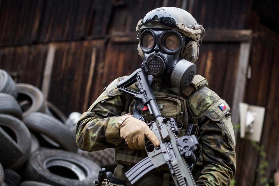 MIRA SAFETY CM-7M MILITARY CBRN GAS MASK W/ INCLUDED HYDRATION SYSTEM - Image 8